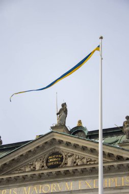 İsveç bandıralı rüzgarda sallayarak. Skandinavian İsveç bayrağı gri gökyüzü. Stocholm