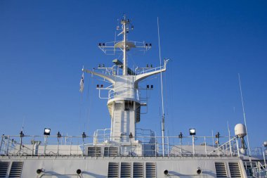 Mavi gökyüzünün arka planında büyük beyaz bir deniz feneri.