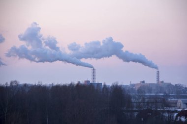Baca yasaktır yığını. Hava kirliliği ve iklim değişikliği tema. Şehrin yoksul ortamında. Çevre felaketi. Zararlı emisyonların ortamı içine. Duman ve smog.