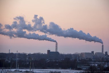 Baca yasaktır yığını. Hava kirliliği ve iklim değişikliği tema. Şehrin yoksul ortamında. Çevre felaketi. Zararlı emisyonların ortamı içine. Duman ve smog.