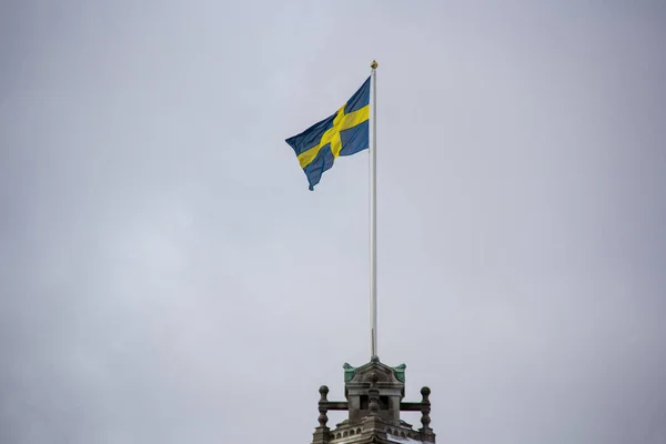 Szwedzki Flaga Macha Wietrze Skandinavian Flaga Szwecji Szare Niebo Stocholm — Zdjęcie stockowe