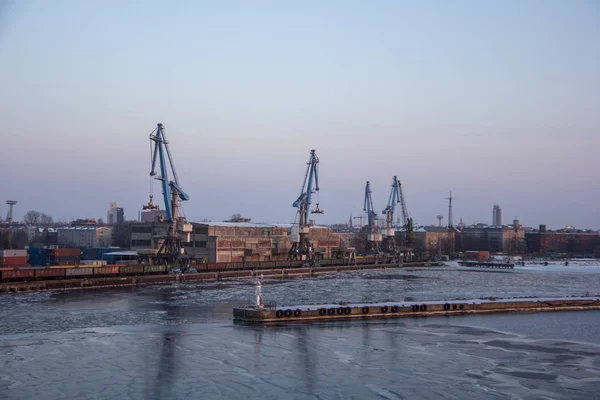 Frachtcontainer Und Gasöltanks Den Docks Import Export Und Der Geschäftslogistik — Stockfoto