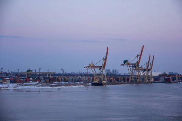 Frachtcontainer Und Gasöltanks Den Docks Import Export Und Der Geschäftslogistik — Stockfoto