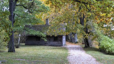 Letonya Riga 'daki Aşağı Daugava Nehri Balık Bahçesi. Güz Akşamı 'nda Eski Antika Ahşap Balıkçı Evi