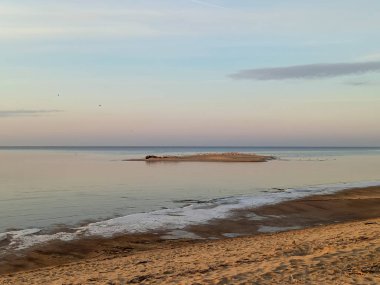 Letonya Riga 'daki Aşağı Daugava Nehri Balık Bahçesi. Güz Akşamı 'nda Eski Antika Ahşap Balıkçı Evi