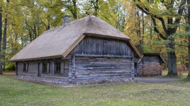 Letonya Riga 'daki Aşağı Daugava Nehri Balık Bahçesi. Güz Akşamı 'nda Eski Antika Ahşap Balıkçı Evi