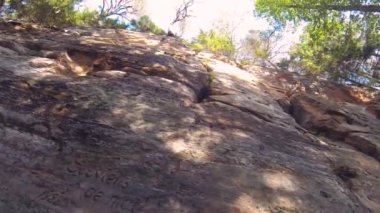 Licu Langu Sandstone Kayalıkları. Letonya 'daki Cesis' in arkasında kum oluşumları. Kamera Kayalıklara İlerleyin Pov Steadicam Görüntüsü