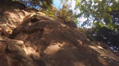 Licu Langu Sandstone Kayalıkları. Letonya 'daki Cesis' in arkasında kum oluşumları. Kamera Kayalıklara İlerleyin Pov Steadicam Görüntüsü