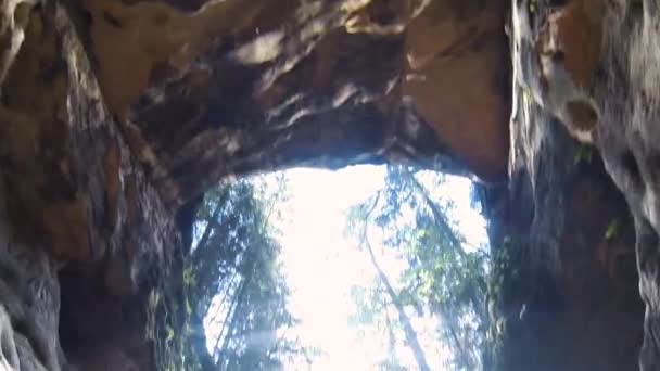 利库朗古砂岩悬崖 大朗古山洞 拉脱维亚Cesis后面环状砂体的形成 — 图库视频影像