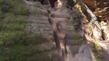 Licu Langu Sandstone Kayalıkları. Büyük Langu Mağarası. Letonya 'daki Cesis' in Arkasındaki Kum oluşumları. 