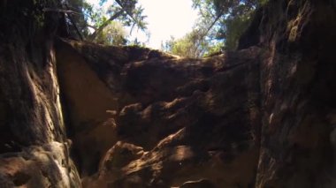 Licu Langu Sandstone Kayalıkları. Büyük Langu Mağarası. Letonya 'daki Cesis' in Arkasındaki Kum oluşumları. 