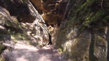 Licu Langu Sandstone Kayalıkları. Büyük Langu Mağarası. Letonya 'daki Cesis' in Arkasındaki Kum oluşumları. 
