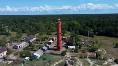 Baltık Denizi 'nin Letonya kıyısında Pavilosta tatil beldesinin güneyinde yer alan Akmenrags Deniz Feneri' ni Havadan Dron vurdu. Güneşli bir yaz günü. Şimdiki kule 1921 'de inşa edildi.