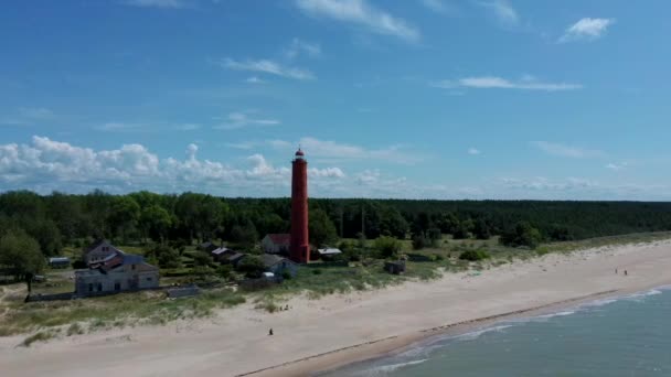 Aerial Dron Shot Akmenrags Fyr Den Lettiska Kusten Östersjön Ligger — Stockvideo