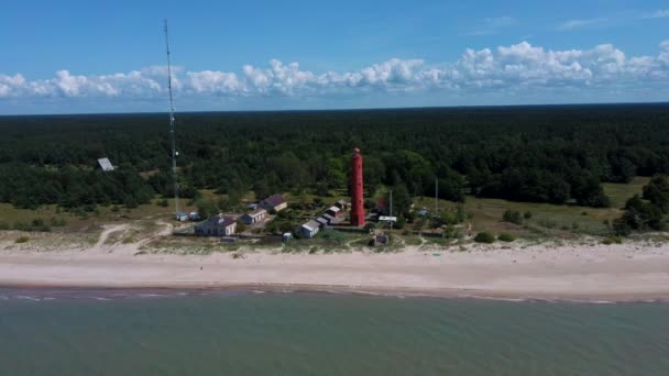 Latarnia Morska Dron Shot Akmenrags Łotewskim Wybrzeżu Morza Bałtyckiego Położona — Wideo stockowe