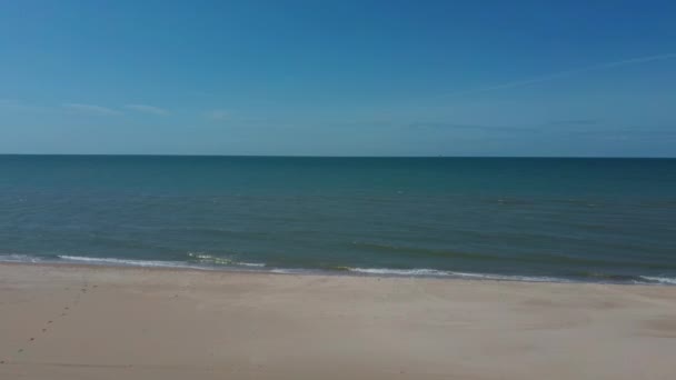 上から眺める波の見えるバルト海のコストラインの空中ドロンショット 砂浜の上の海の波 夏の晴れ日 — ストック動画