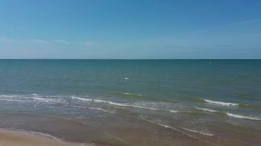 Baltık Denizi Costline 'ın Yukarıdan Dalgalar Görünümlü Hava Çekimi. Kumsalda Deniz Dalgaları. Yaz Güneşli Günü.