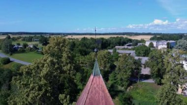 Cirava Lutheran Kilisesi Aizpute Letonya 'nın Hava Çekimi, Güneşli Yaz Günü. Kilisenin ve Malikâne 'nin üzerinde derinin yüzülmesi. Dışarıdan bakıldığında Kurzeme' nin diğer kiliselerine benziyordu. 