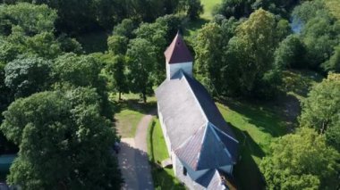 Cirava Lutheran Kilisesi Aizpute Letonya 'nın Hava Çekimi, Güneşli Yaz Günü. Kilisenin ve Malikâne 'nin üzerinde derinin yüzülmesi. Dışarıdan bakıldığında Kurzeme' nin diğer kiliselerine benziyordu. 