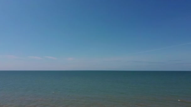 Baltık Denizi Costline Yukarıdan Dalgalar Görünümlü Hava Çekimi Kumsalda Deniz — Stok video