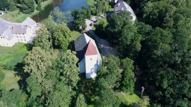 Letecký Dron Shot Cirava Lutheran Church Aizpute Lotyšsko Slunečný Letní — Stock video