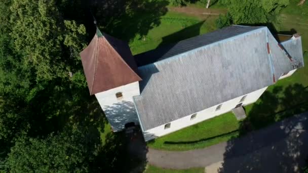 Cirava Lutheran Church Aizpute Latvia的Aerial Dron Shot Sunny Summer Day — 图库视频影像
