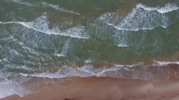 Vue Aérienne Du Dron De La Costline De La Mer Baltique Avec Vagues Vue D'en Haut. Vagues de mer sur une plage de sable.Vue du dessus des vagues de mer Moussant et éclaboussant, Grandes vagues d'en haut  