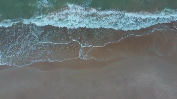 Vue Aérienne Du Dron De La Costline De La Mer Baltique Avec Vagues Vue D'en Haut. Vagues de mer sur une plage de sable.Vue du dessus des vagues de mer Moussant et éclaboussant, Grandes vagues d'en haut  