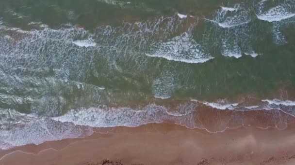 Vue Aérienne Du Dron De La Costline De La Mer Baltique Avec Vagues Vue D'en Haut. Vagues de mer sur une plage de sable.Vue du dessus des vagues de mer Moussant et éclaboussant, Grandes vagues d'en haut  
