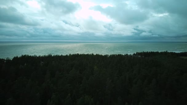 飞越海岸线波罗的海Jurkalne夏季日落日 拉脱维亚空中景观Jurkalne海滨悬崖高达20米 Areal Dron射击 — 图库视频影像