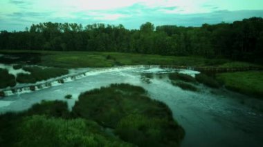 Avrupa 'nın en geniş şelalesinin üzerinde uçmak Kuldiga City' de, Letonya 'nın fırtınadan sonraki yaz akşamında. Areal Dron Vuruşu.