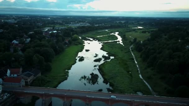 Volando Sobre Cascada Más Ancha Europa Letonia Kuldiga Brick Bridge — Vídeos de Stock