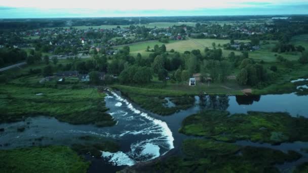 Fliegen Über Den Breitesten Wasserfall Europas Kuldiga Stadt Lettland Sommerabend — Stockvideo