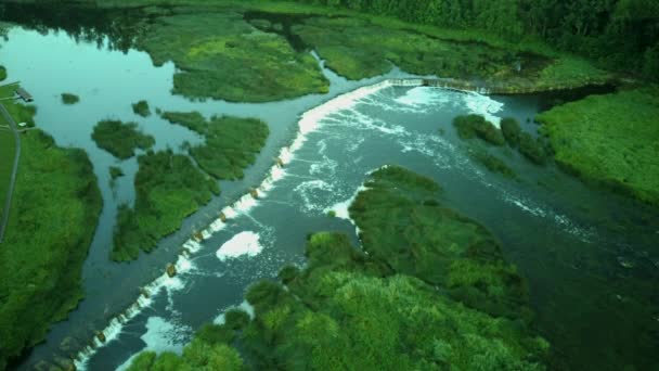Flying Widest Waterfall Europe Βρίσκεται Στην Πόλη Kuldiga Λετονία Καλοκαιρινό — Αρχείο Βίντεο