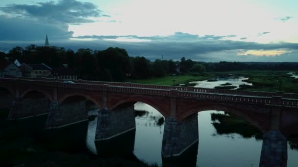 Volando Sobre Cascada Más Ancha Europa Letonia Kuldiga Brick Bridge — Vídeo de stock
