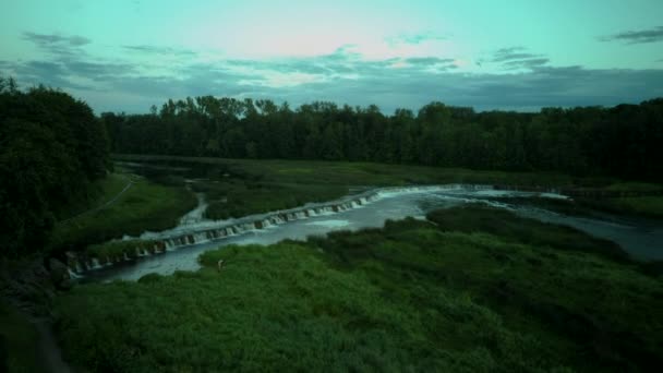 Létání Přes Nejširší Vodopád Evropě Nachází Kuldiga City Lotyšsko Letním — Stock video