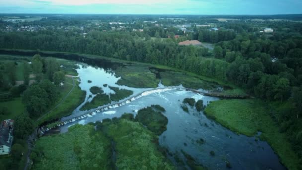 Flying Widest Waterfall Europe Beläget Kuldiga City Lettland Sommarkvällen Efter — Stockvideo