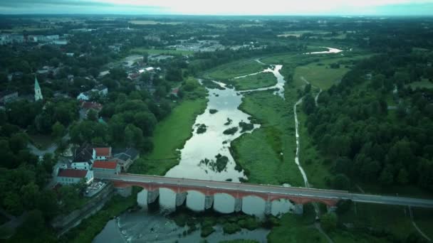 Létání Přes Nejširší Vodopád Evropě Lotyšsku Kuldiga Cihlový Most Přes — Stock video