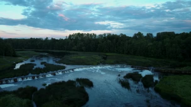 在风暴过后的夏夜 飞越位于拉脱维亚库尔迪加市的欧洲最大瀑布 Areal Dron Shot — 图库视频影像
