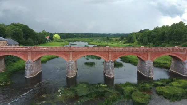 Vliegen Breedste Waterval Van Europa Letland Kuldiga Brick Bridge Ochtend — Stockvideo