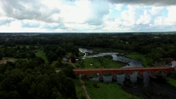 Volare Sopra Cascata Più Ampia Europa Lettonia Kuldiga Brick Bridge — Video Stock