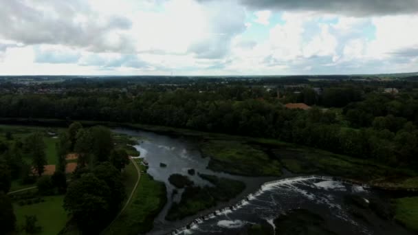 Volando Sobre Cascada Más Ancha Europa Letonia Kuldiga Brick Bridge — Vídeos de Stock