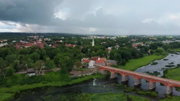 Überfliegen Des Breitesten Wasserfalls Europas Lettland Kuldiga Und Ziegelbrücke Über — Stockvideo