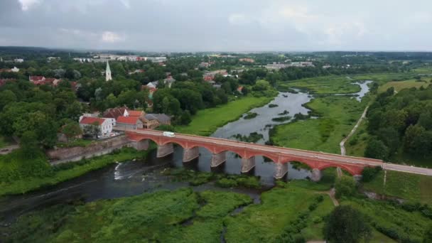 Vliegen Breedste Waterval Van Europa Letland Kuldiga Brick Bridge Ochtend — Stockvideo