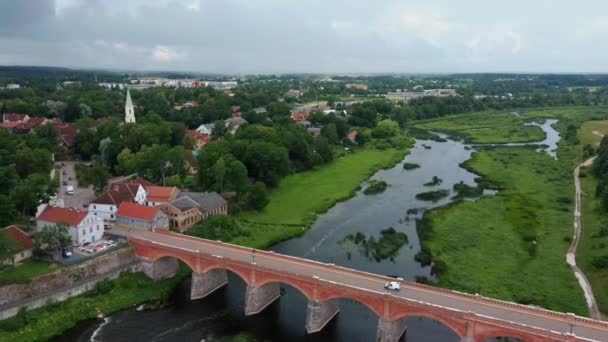 Пролетая Над Самым Широким Водопадом Европе Латвии Кулдига Кирпичный Мост — стоковое видео