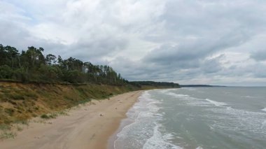 Baltık Denizi kıyısında Jurkalne üzerinde akşam uçuşu. Letonya Hava Görüntüsü Jurkalne Sahil Kayalıkları 20 metreye kadar yükseliyor. Areal Dron Şut.