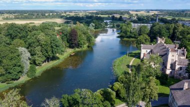 Cirava Lutheran Kilisesi Aizpute Letonya 'nın Hava Çekimi, Güneşli Yaz Günü. Kilisenin ve Malikâne 'nin üzerinde derinin yüzülmesi. Dışarıdan bakıldığında Kurzeme' nin diğer kiliselerine benziyordu. 