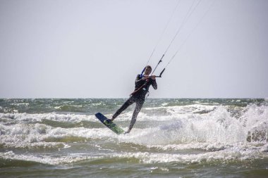 11 Ağustos 2019, Liepaja, Letonya: Baltık Denizi Güneşli Yaz Gününün Kiteboardcuları ve Kitesurfers. Uçurtma sörfü ve uçurtma tahtasına atlama 
