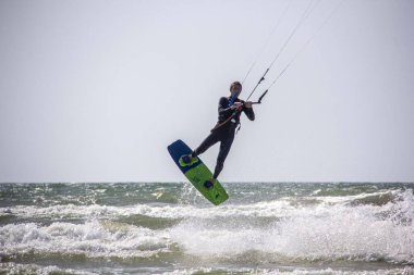 11 Ağustos 2019, Liepaja, Letonya: Baltık Denizi Güneşli Yaz Gününün Kiteboardcuları ve Kitesurfers. Uçurtma sörfü ve uçurtma tahtasına atlama 