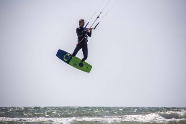 11 Ağustos 2019, Liepaja, Letonya: Baltık Denizi Güneşli Yaz Gününün Kiteboardcuları ve Kitesurfers. Uçurtma sörfü ve uçurtma tahtasına atlama 
